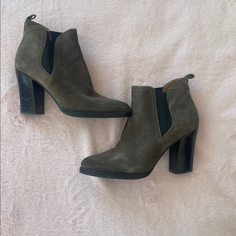 Marc Fisher heeled booties** Bundle 5+ items and name your offer!!! 💖💞